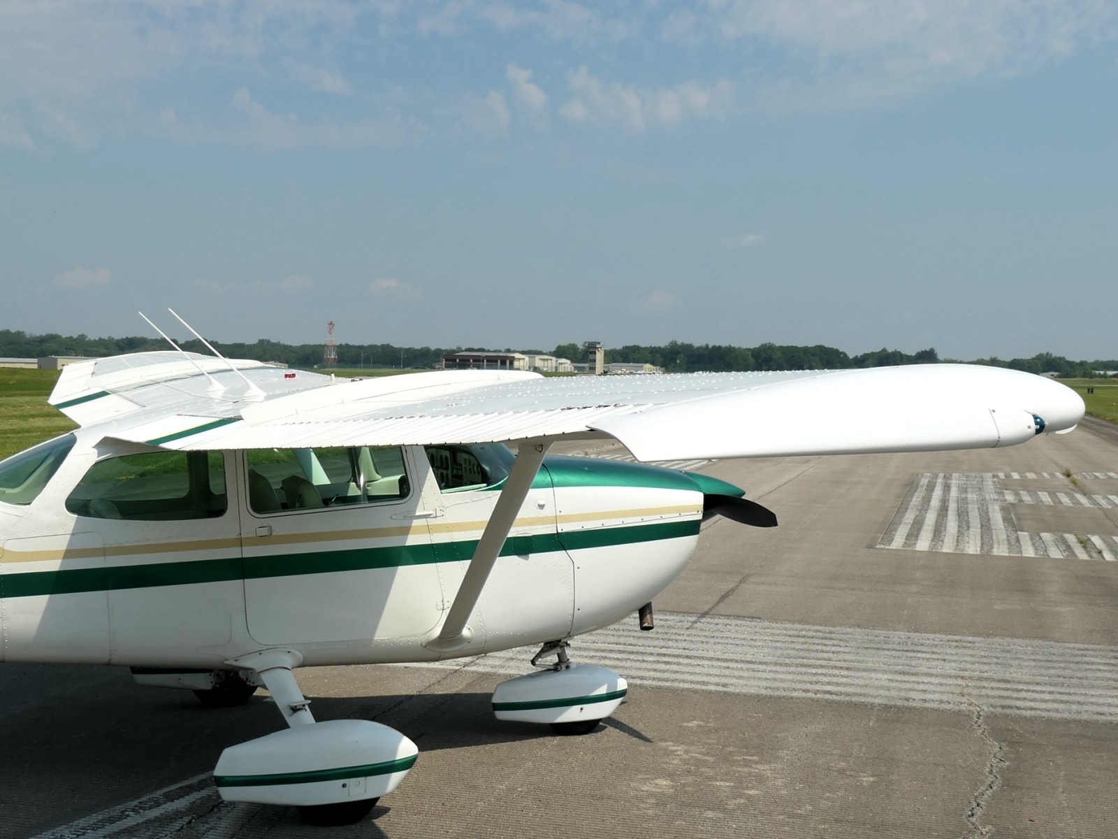 Cessna 172M Skyhawk 180HP - N318PW