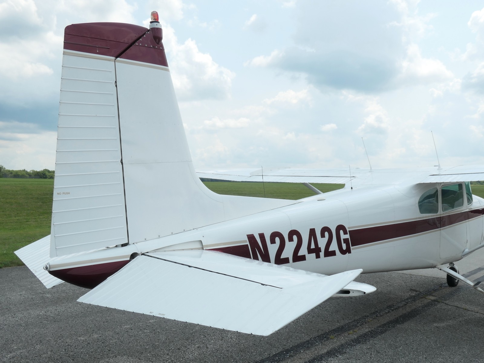 Cessna 182 Skylane - N2242G