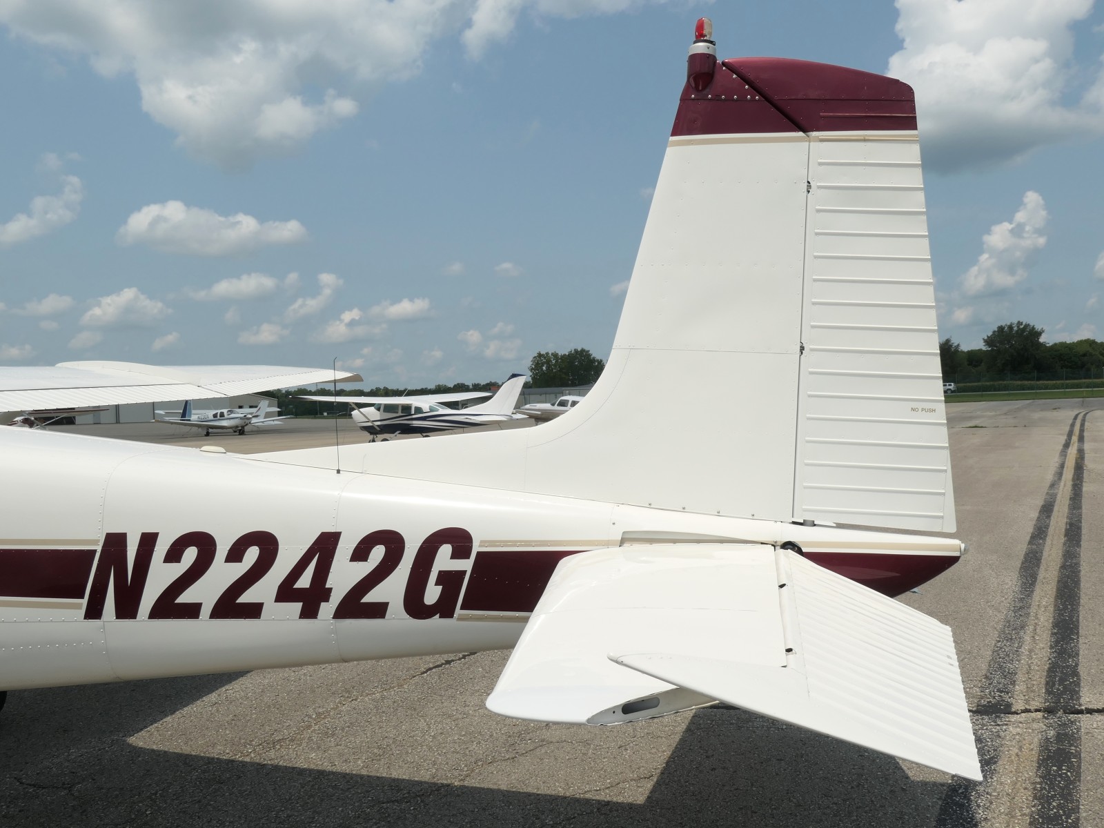 Cessna 182 Skylane - N2242G