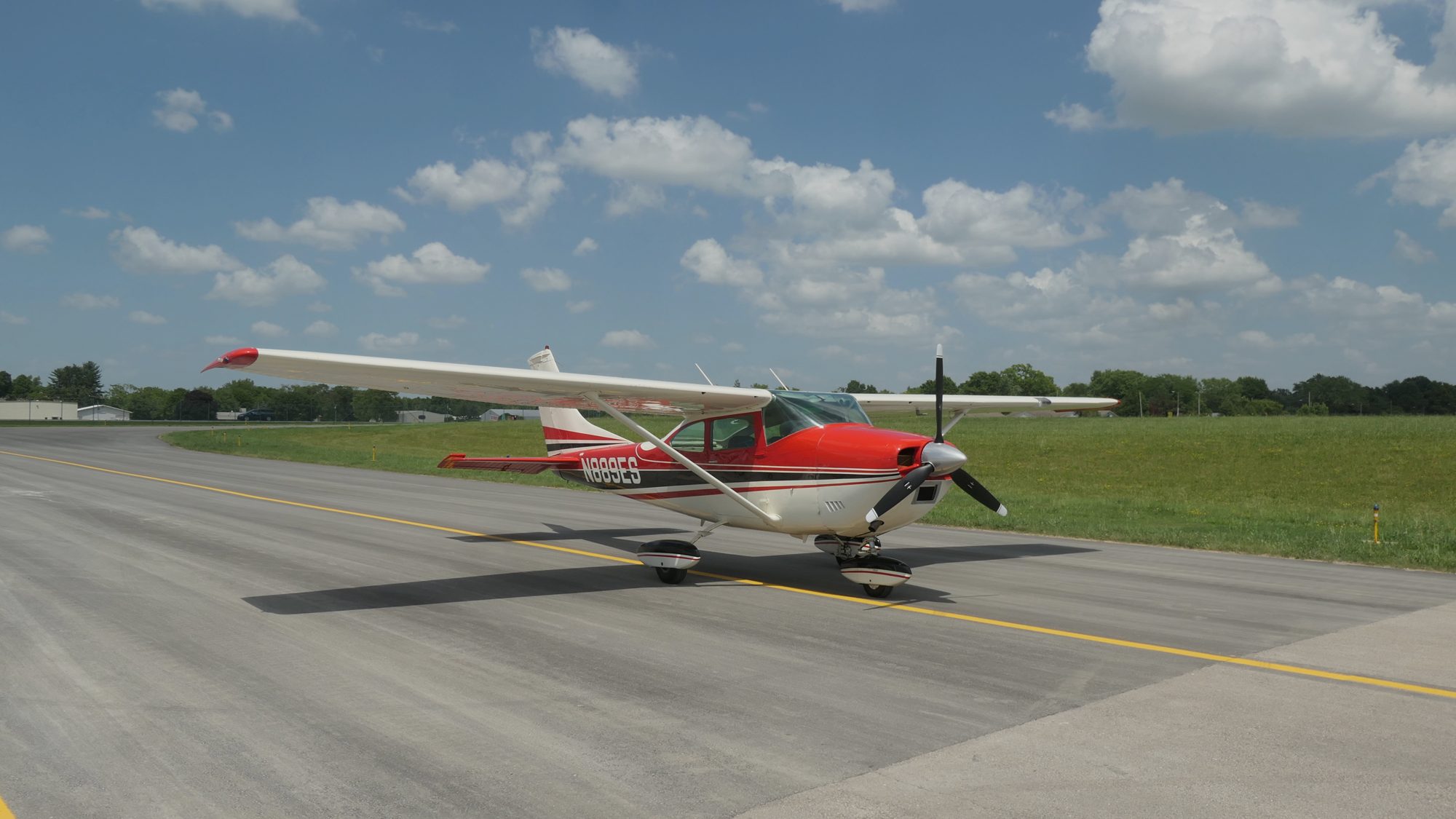 Cessna 182 taxiing at Anderson Municipal Airport